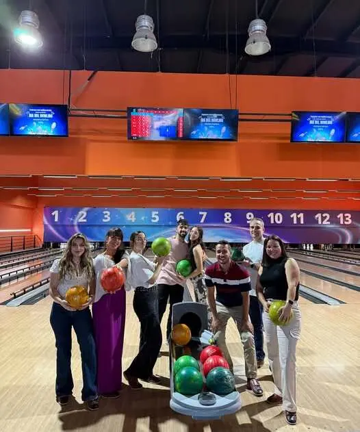 Grupos jugando a los bolos Galactic Bowling Dos Hermanas